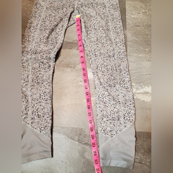 Lululemon Pace Queen Tight. Crop legging. Flower. Grey, light tan. Size 4. - Picture 15 of 15